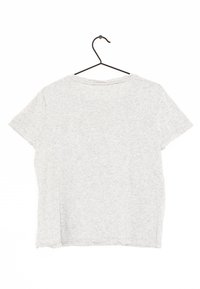 Šedé tričko s krátkým rukávem zavěšené na černém háčku. Texturovaná, lehká látka s kulatým výstřihem a volným střihem.