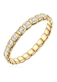 Zlato-toniran prstan z kvadratno rezanimi prozornimi kamni, postavljenimi v zaobljenem, fleksibilnem pasu z teksturirano površino in gladkimi povezavami.