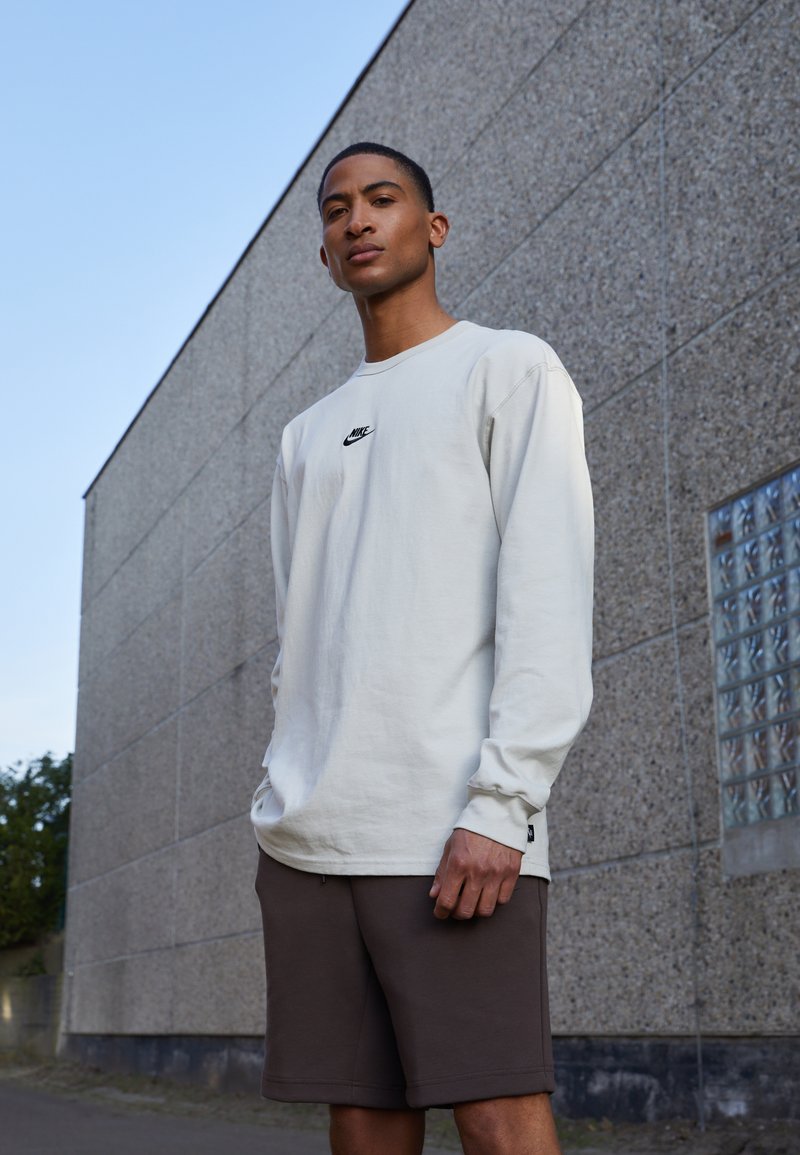 Nike Sportswear PREM ESSNTL SUST - Camisola de manga comprida - light bone/black