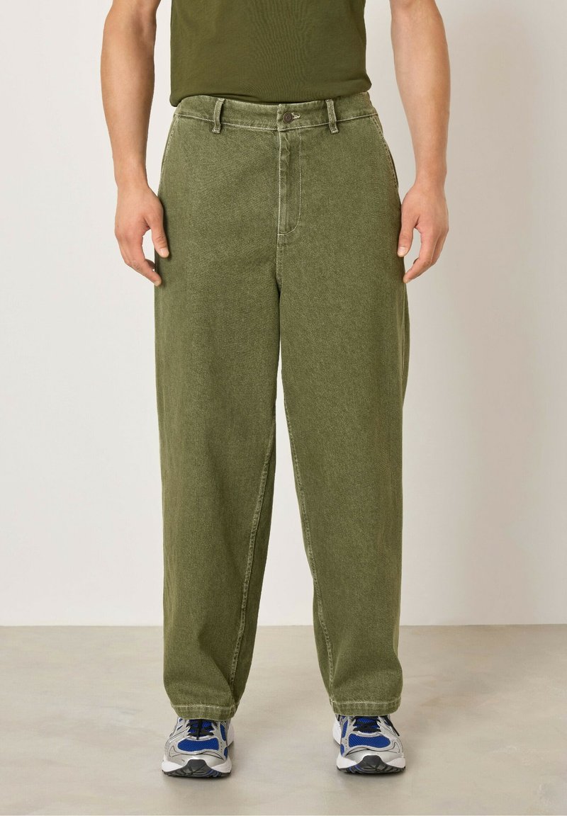 Zelené široké kalhoty vyrobené z texturované tkaniny, s klasickým zapínáním na knoflík, dvěma bočními kapsami a mírně zúženými lemy.