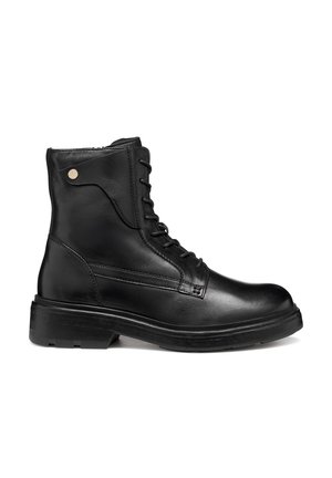 Schwarze Leder-Ankle-Boots mit Schnürung, runder Zehenform und strukturiertem Profil. Mit einem dekorativen Metallschmuck an der Seite.