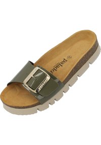Olijf groene slide sandal met een brede glanzende band en een zilveren gesp, beschikt over een getextureerde bruine binnenzool en een lichte, geribbelde beige zool.
