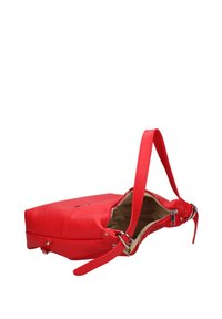 Borsa a mano in pelle rossa con superficie texture, chiusura con zip e una sola tracolla regolabile. La parte superiore aperta rivela un interno beige.