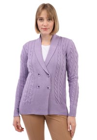 Cardigan a maglia lilla con design a trecce, apertura doppiopetto e dettagli con bottoni. Vestibilità slim con maniche lunghe e orlo a costine.
