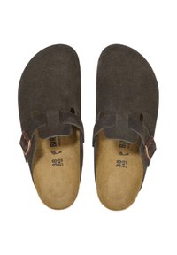 Sandali in suede marrone con due cinturini regolabili, una soletta sagomata e suola piatta. Numero 38 indicato sulla soletta interna.
