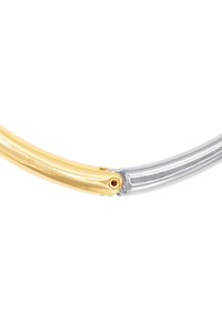 Guldfarvet og sølvfarvet buet armbånd med en glat overflade og poleret struktur. Bemærkelsesværdig hængsel detalje, der forbinder to sektioner.
