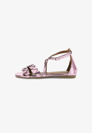 Rosa metallisk sandal med dubbla framrosetter, ankelsnörning, platt sula och öppen design. Materialet ser glänsande och slätt ut, med minimala dekorationer.