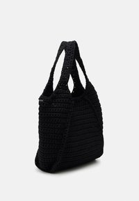 Zwarte gehaakte tote bag met een gestructureerd oppervlak, dubbele handvatten en een open ontwerp. Opvallend door zijn lichte, flexibele vorm.