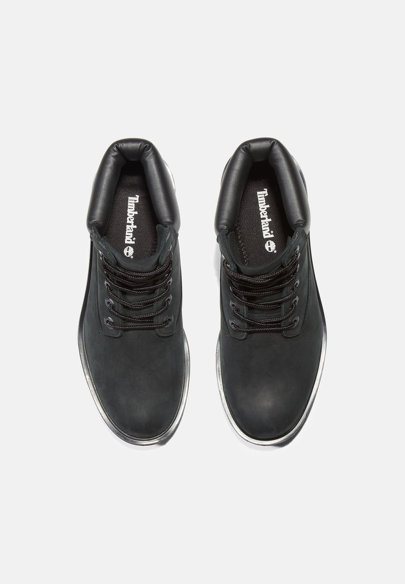 Stivaletti neri in pelle con una texture liscia, punta rotonda e occhielli metallici per i lacci. Presentano un colletto imbottito e una soletta brandizzata.