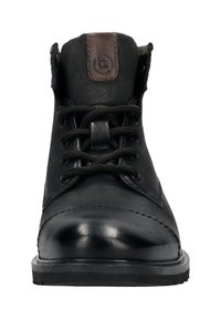 Schwarze Knöchelstiefel mit einer glatten Lederspitze, einem strukturierten Obermaterial, geflochtenen Schnürsenkeln und braunen Lederakzenten an der Zunge und am Kragen.