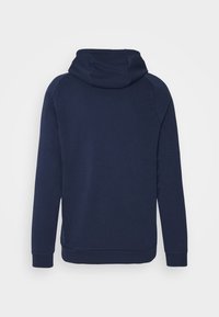 Felpa blu navy con maniche lunghe, cappuccio e polsini e orlo a costine, mostrata dal retro su uno sfondo semplice.