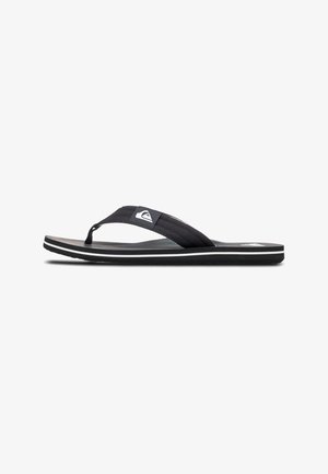 Zwarte flip-flops met een gestructureerde band, grijze zool en witte accentlijnen. Voorzien van een logo op de band en een platte, flexibele vormgeving.