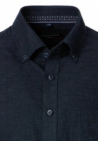 Granatowa koszula na guziki z teksturowaną tkaniną, luźnym krojem, z wzorzystym, kontrastowym kołnierzem i pasującymi guzikami.