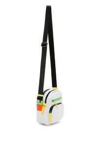 Borsa in pelle bianca con diverse tasche con cerniera, caratterizzata da dettagli in arancione, verde e giallo. Manico regolabile nero. Design compatto.