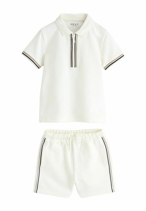 Weißes Poloshirt mit kurzen Ärmeln, Frontreißverschluss und gestreiftem Besatz, kombiniert mit weißen Shorts mit elastischem Bund und passenden seitlichen Streifen.