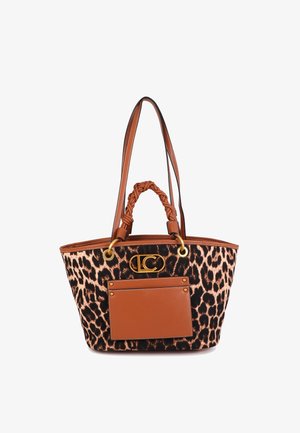 Sac fourre-tout imprimé léopard avec accents en cuir marron et anse tressée. Détails en métal doré et poche avant avec fermeture à pression.