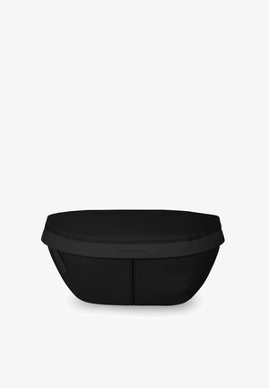 Sac banane compact en tissu noir avec fermeture éclair supérieure et design minimaliste, adapté au port mains libres des essentiels.