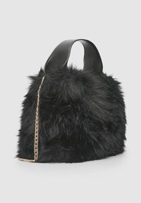 Borsa a manico in pelliccia nera con silhouette rotonda, dotata di manici in pelle nera e un accentuato catena dorata lungo un lato.