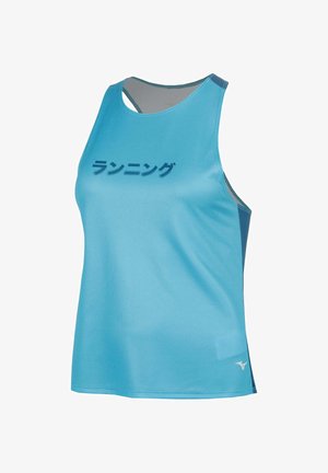 Hellblaues ärmelloses Sportoberteil mit dunkelblauem japanischem Text in der Mitte und kleinem weißem Logo nahe dem Saum unten.