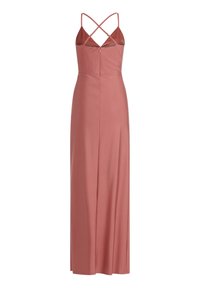 Lang, ærmeløs kjole i blush pink satin. Har en dyb udskæring, krydsede rygstropper og en sideslids for nem bevægelse.