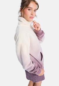 Overmaat fleece sweatshirt met een hoge kraag, een verloopkleur van room naar lavendel, textuurstof en diepe zijzakken.