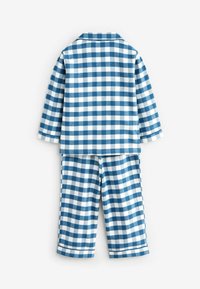 Conjunto de pijama a cuadros azul y blanco que incluye una parte superior de manga larga con collar y pantalones a juego, hecho de una tela suave con una textura lisa.