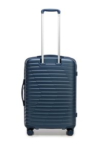Valigia rigida di colore blu navy con strisce testurizzate, manico in alluminio retrattile e quattro ruote scorrevoli per una facile mobilità.