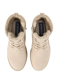 Stivaletti beige alla caviglia realizzati in materiale esterno liscio, foderati in pelliccia soffice e con colletto in maglia testurizzata. Presentano lacci e una cerniera laterale.