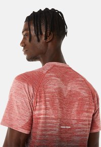 ASICS SEAMLESS SS - Sports T-shirts - performance black spice latte
