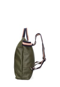 Borsa in pelle verde con forma arrotondata, caratterizzata da tracolle a righe blu navy e arancioni. Texture liscia, minimo hardware visibile.