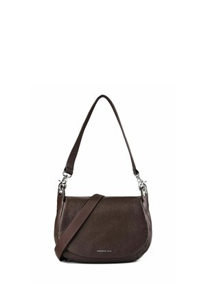 Borsa a tracolla in pelle marrone scuro con texture, fibbie argento, tracolla larga regolabile e piccolo logo del marchio sulla patta anteriore.