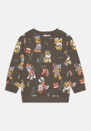 Sweat-shirt marron à manches longues pour enfants avec des chiens dessinés colorés en uniforme, des empreintes de pattes d'animaux et des éléments sur le thème de la forêt.