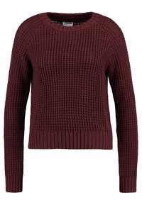 Bordowy sweter z dzianiny o fakturowanym wzorze, okrągłym dekoltem oraz prążkowanymi mankietami i dołem. Wykonany z miękkiego, elastycznego materiału.