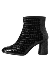 Botín negro hasta el tobillo con punta afilada, acabado de charol texturizado con efecto cocodrilo y un tacón cuadrado grueso. Cierre lateral con cremallera para mayor comodidad.