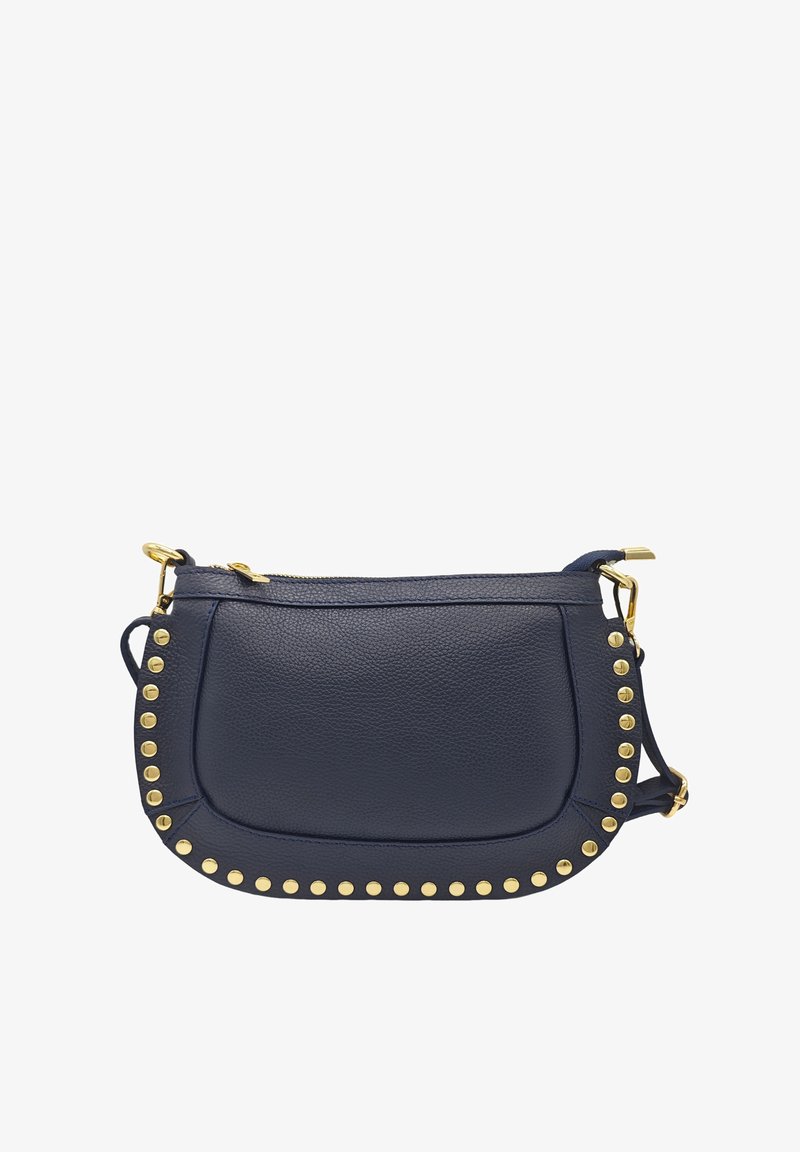 Sac bandoulière en cuir marine avec des accents de clous dorés, de forme arrondie, fermeture éclair en haut et bande réglable. Texture lisse.