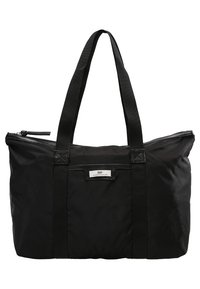 Zwarte nylon draagtas met dubbele stoffen hengsels, ritssluiting aan de bovenkant en een voorlabelpatch. Rechthoekige vorm met een gladde textuur.