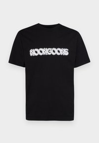 Černé bavlněné tričko s bílým grafikou textu, které přečte "KOOKGOONS" přes hrudník, s klasickým kulatým výstřihem.