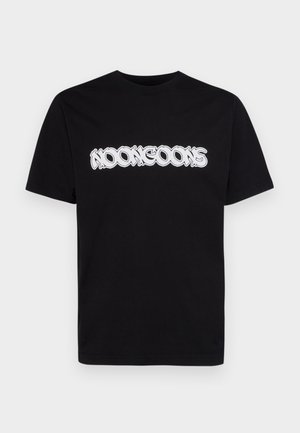 Musta puuvillainen t-paita, jossa on valkoinen graafinen teksti "KOOKGOONS" rinnassa, klassisella pyöreällä kaula-aukolla.