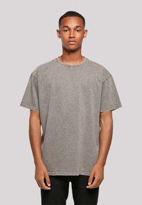 Graues, übergroßes T-Shirt aus weichem Stoff, mit Rundhalsausschnitt, kurzen Ärmeln, genähten Nähten und lockerer Passform.