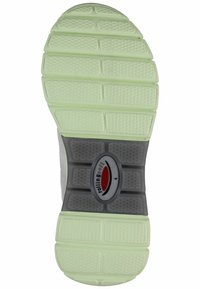 Suola della scarpa con una presa a motivo, caratterizzata da sezioni in gomma verde, una intersuola grigia e un dettaglio con logo al centro. Design del tallone curvo.