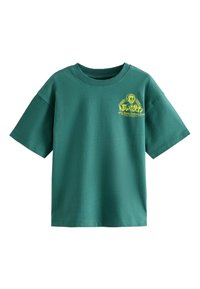 Camiseta de algodón color azul verdoso con mangas cortas, cuello redondo acanalado y un gráfico amarillo en el pecho que presenta una calavera estilizada y texto.