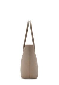 Sac fourre-tout en cuir beige avec une texture lisse, un sommet arrondi et deux poignées de cou. Conçu avec une forme structurée et des détails minimalistes.