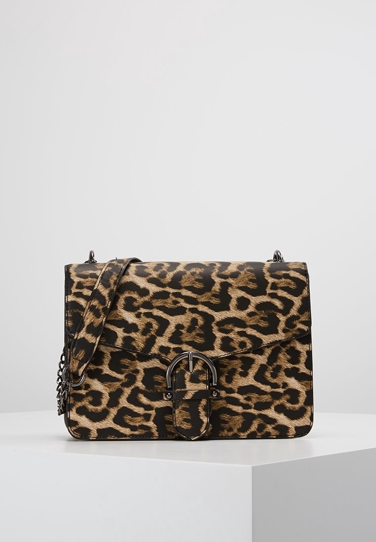Torebka w panterkę z klapką zapinaną, czarnym okuciem i łańcuszkiem na ramię; materiał z imitacji skóry z fakturowanym wykończeniem.