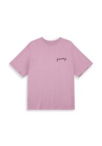 Camiseta de algodón rosa con un corte relajado, manga corta y un pequeño logo en negro en la parte izquierda del pecho. Textura suave, diseño sencillo.