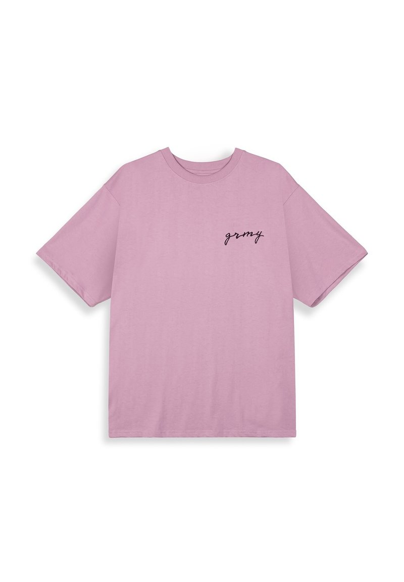 Camiseta de algodón rosa con un corte relajado, manga corta y un pequeño logo en negro en la parte izquierda del pecho. Textura suave, diseño sencillo.