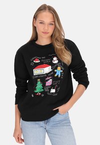 Sudadera negra con gráficos coloridos de temática navideña, que incluyen un hombre de jengibre, un árbol de Navidad, un muñeco de nieve e ilustraciones de regalos.