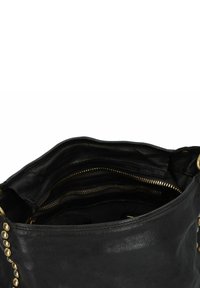 Borsa a tracolla in pelle nera con dettagli borchiati e numerosi scomparti con cerniera. Texture morbida, interno spazioso e dettagli in hardware color oro.
