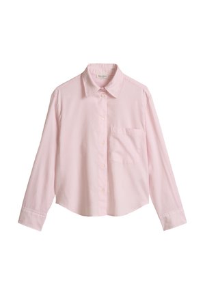 Chemise rose pâle à manches longues avec col et une seule poche poitrine, présentée sur un fond blanc uni.