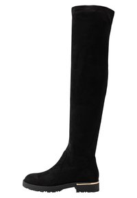 Botas negras de ante por encima de la rodilla, con un diseño elegante, acabado texturizado, tacón plano y un sutil acento en tono dorado cerca de la suela.