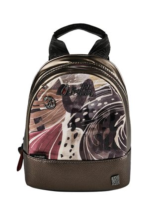 Kleiner Rucksack mit abstrakten mehrfarbigen Mustern, bronzefarbenem strukturiertem Boden, schwarzem Griff und einem Metalllogo in der unteren rechten Ecke.